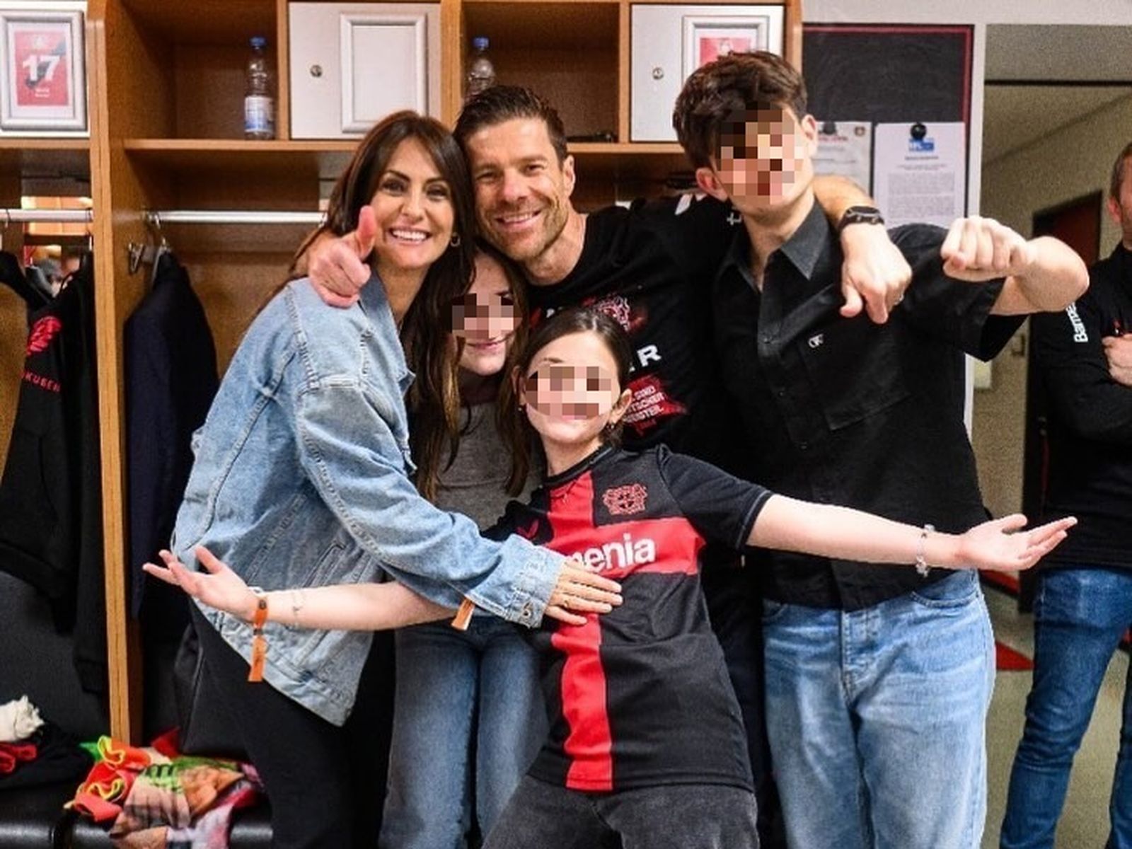 Xabi Alonso con su mujer y sus hijos