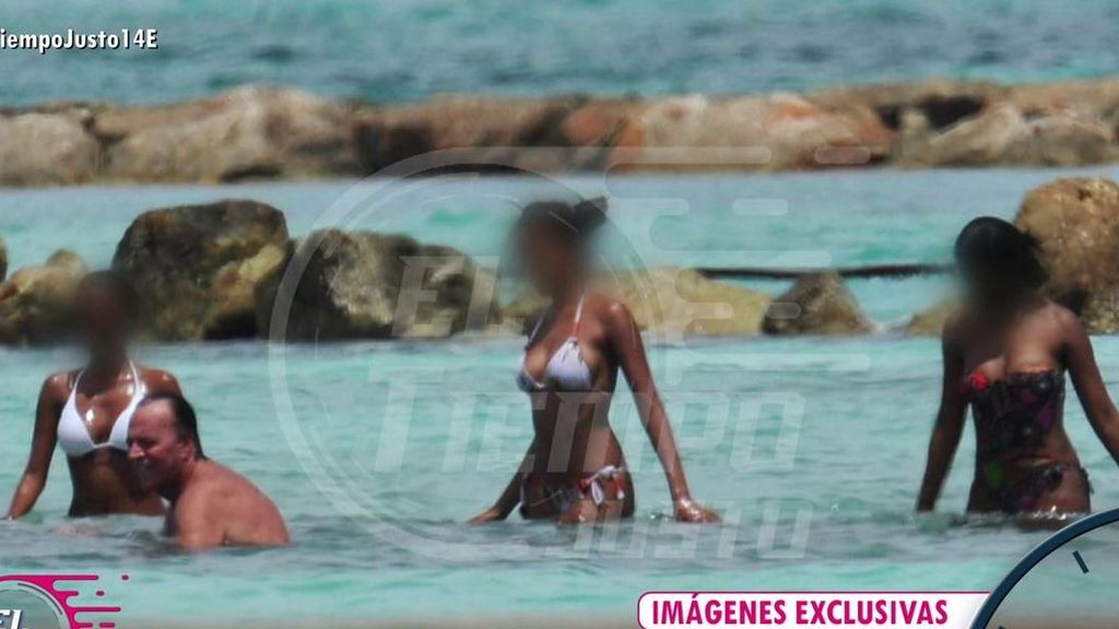 Inédito | Las curiosas imágenes de Julio Iglesias en una playa privada rodeado de Miranda y algunas de sus empleadas del hogar