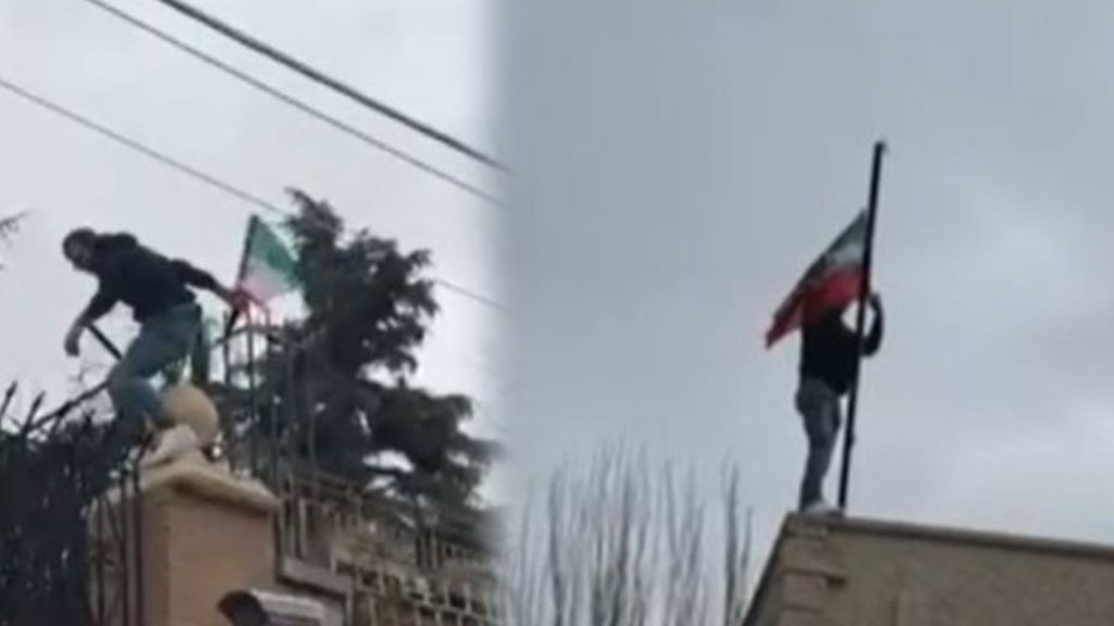 Un grupo de manifestantes retira la bandera de Irán de la embajada en Madrid