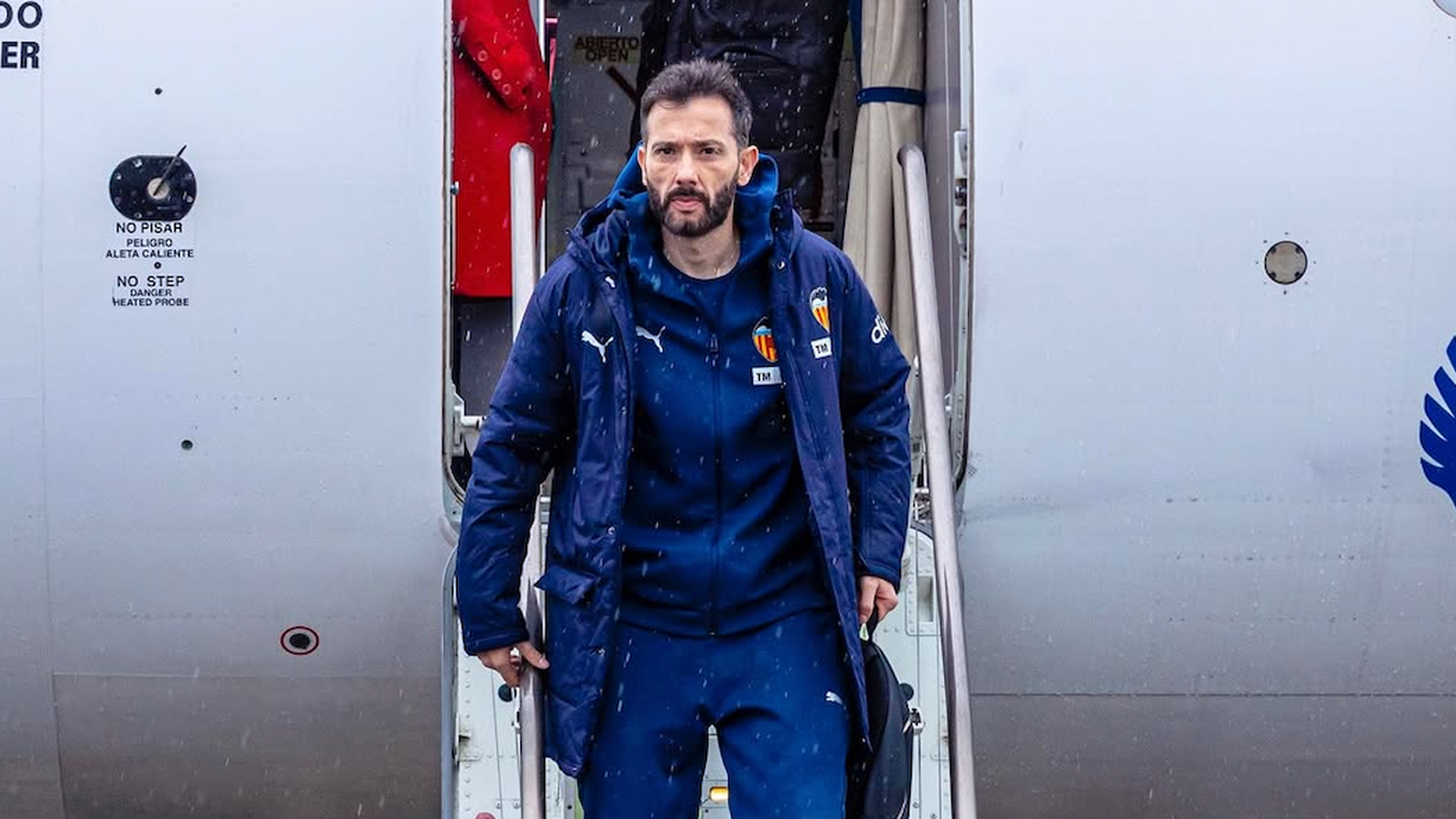 Carlos Corberán en avión y con frío Carlos Corberán en avión y con frío