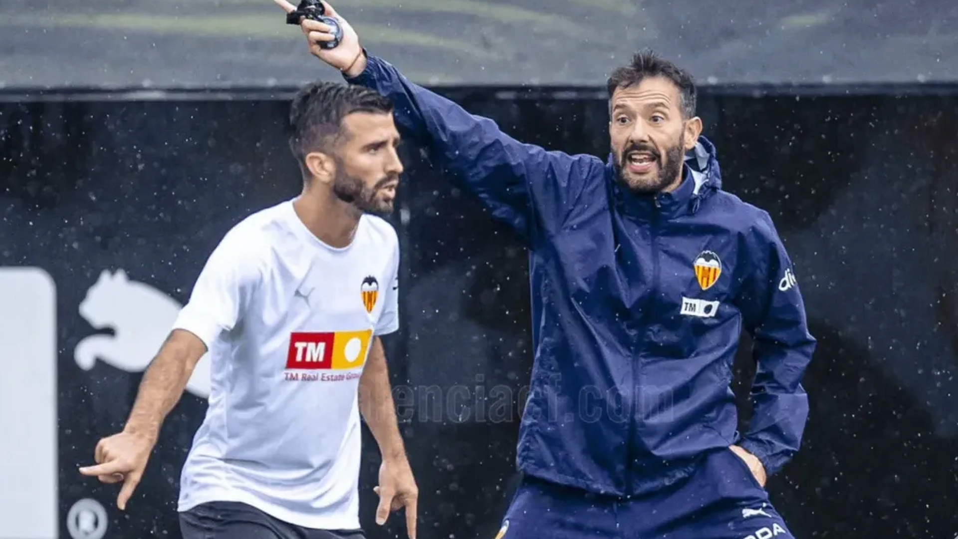 Carlos Corberán entrenando bajo la lluvia con Gayà