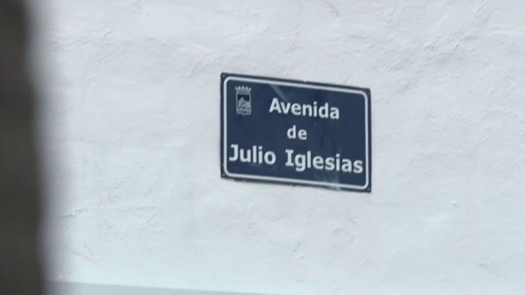 Del amor al estigma: las medallas y las calles homenaje a Julio Iglesias, en peligro