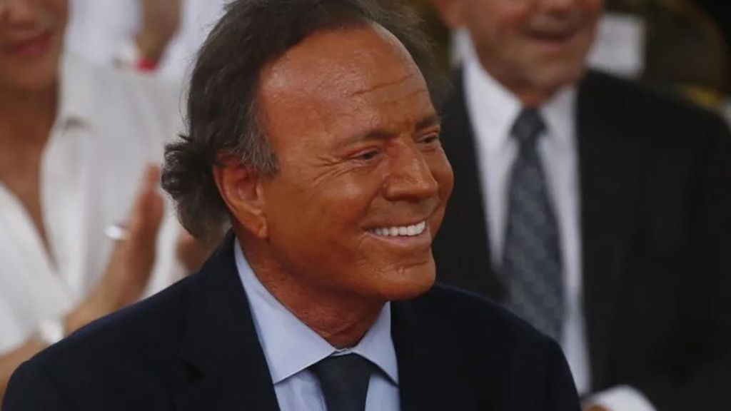Las tres razones para denunciar a Julio Iglesias, según las extrabajadoras del cantante
