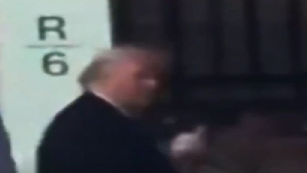 Trump le hace una peineta a un trabajador de Ford que lo llamó "protector de pedófilos"