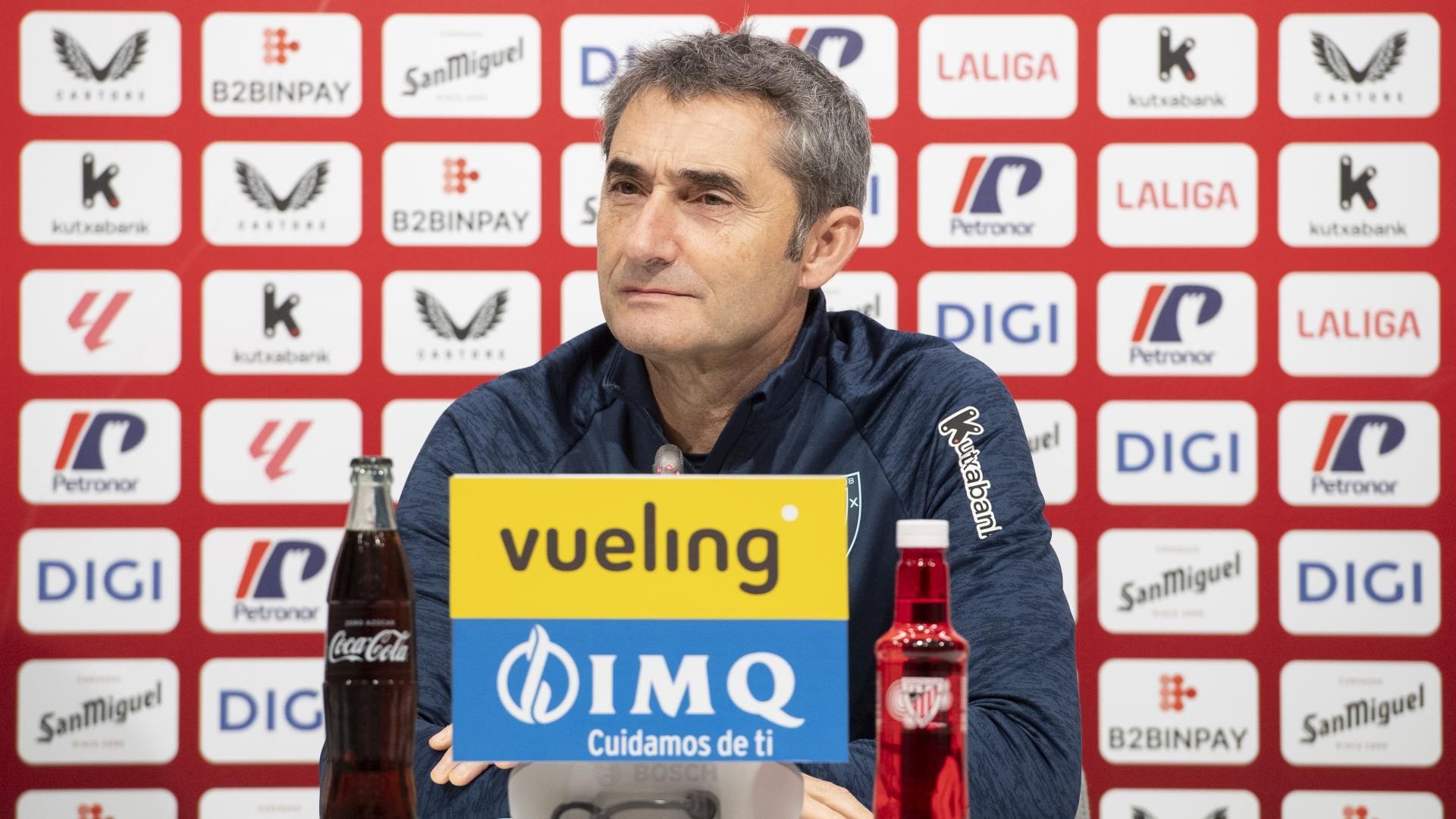 Ernesto Valverde atiende a la prensa en la sala de Lezama