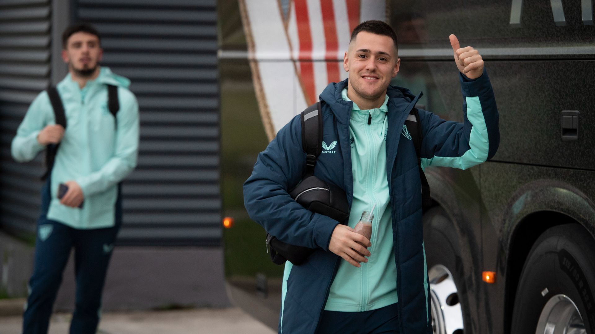 Gesto positivo de Urko Izeta ante el autobús en Lezama