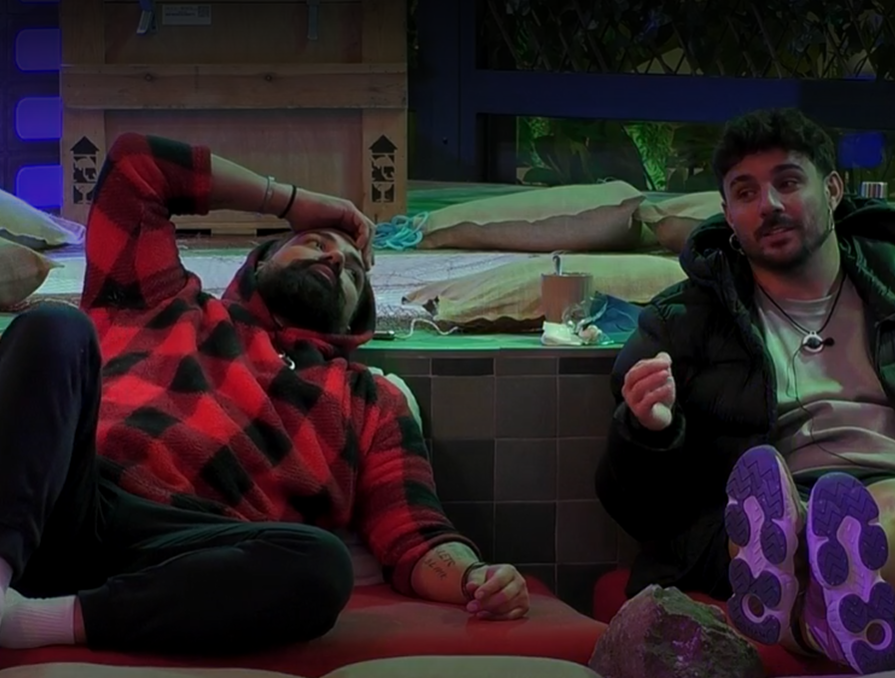 John departe con Manu