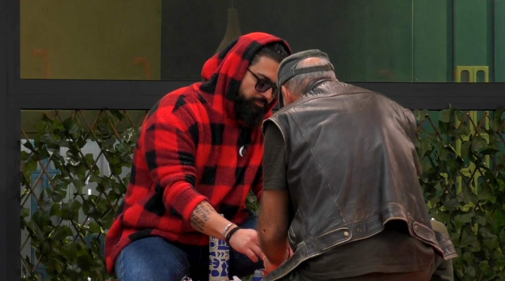 John y Carlos cenando