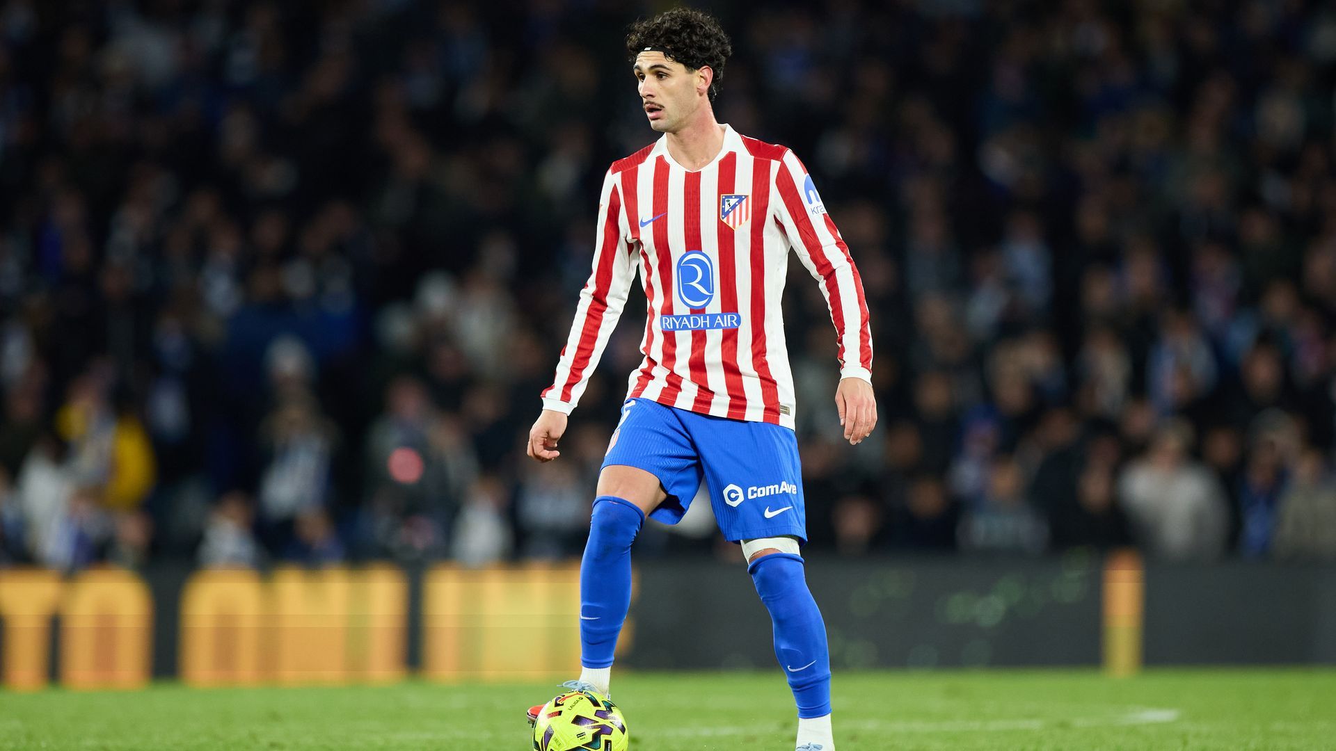 Johnny Cardoso durante un partido con el Atlético de Madrid