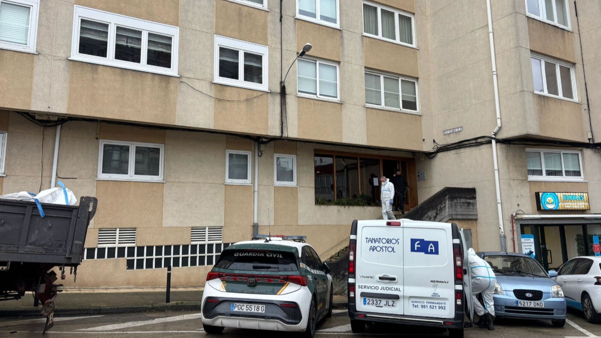 La basura impide retirar el cuerpo sin vida de un hombre con diógenes en Oleiros