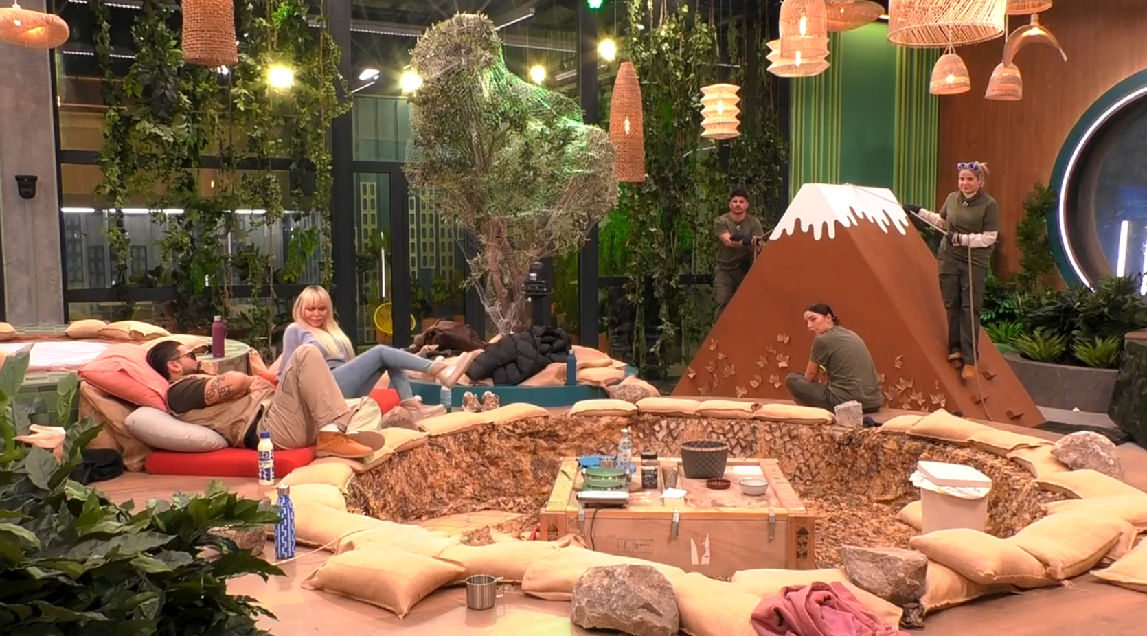 Los concursantes en el salón