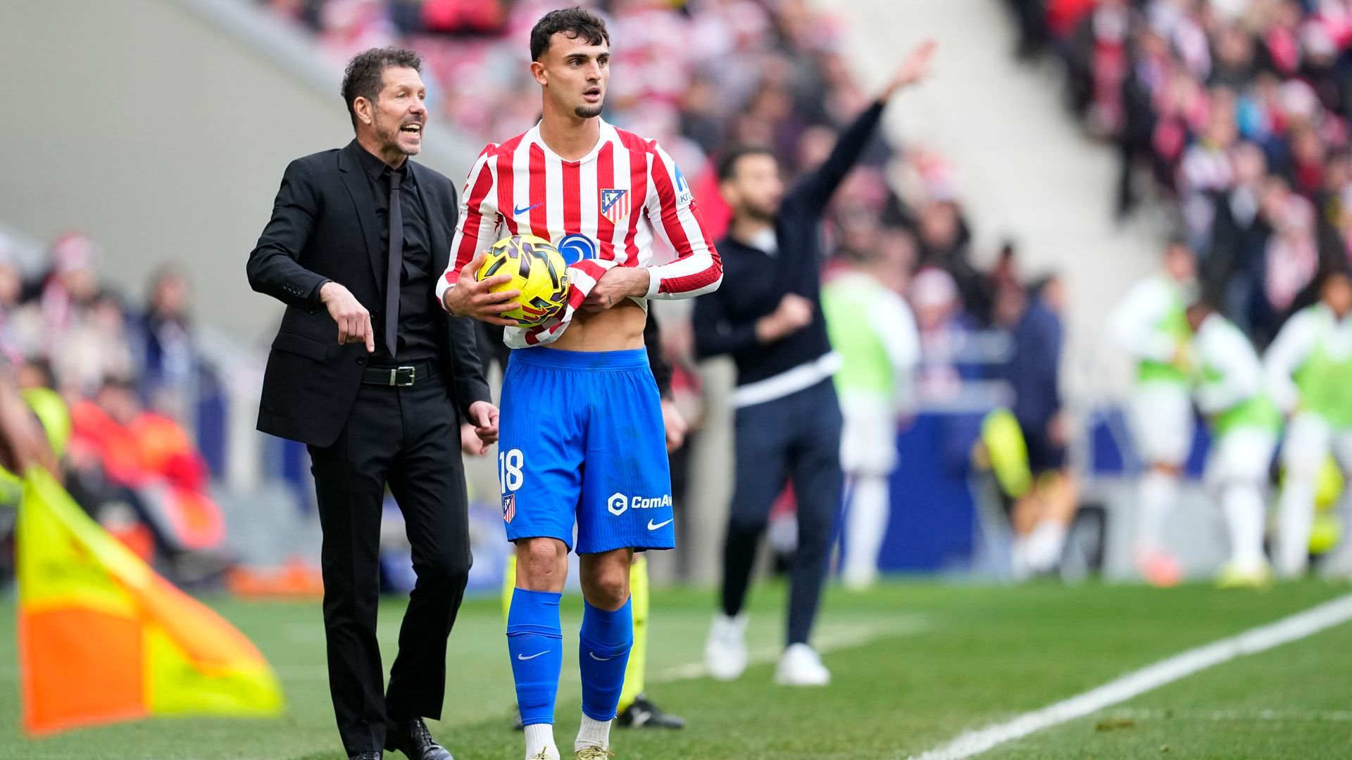Marc Pubill con el Cholo Simeone jugando en el Riyadh Air Metropolitano