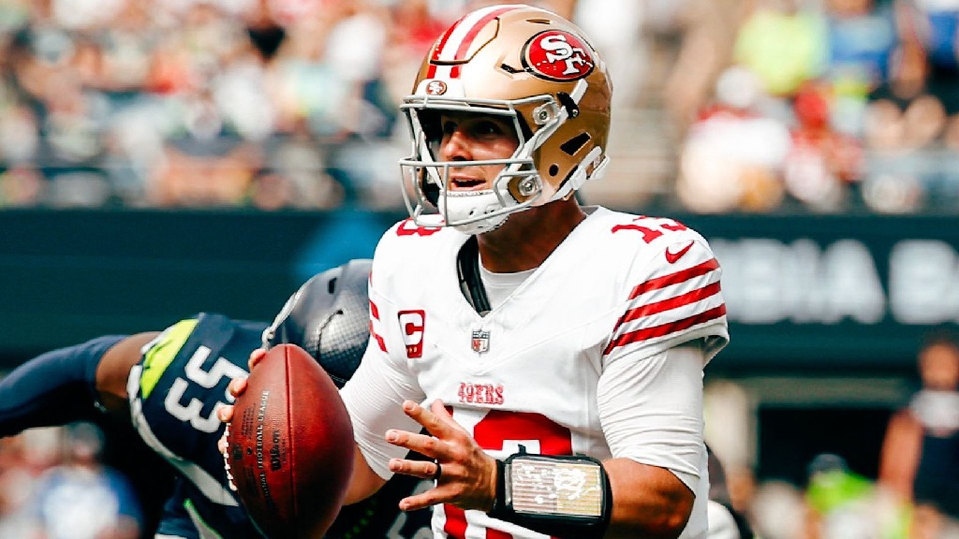 Purdy al control del ovoide en el choque frente a los Eagles