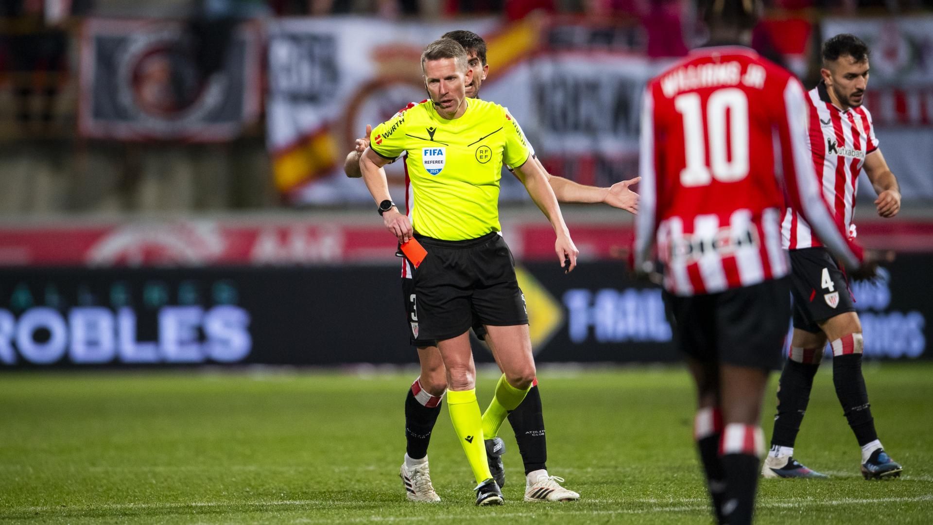 Roja a Aitor Paredes ante la Cultural Lonesa en la Copa