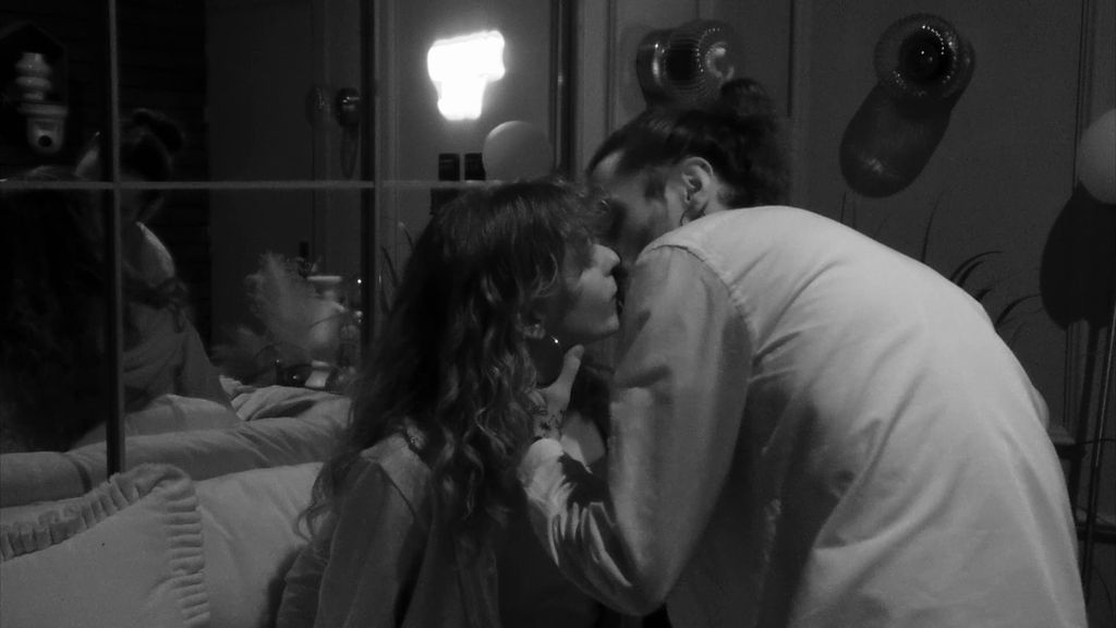 ¡Sube la temperatura! Dos solteros de 'First Dates' desatan su pasión en la oscuridad y se besan apasionadamente