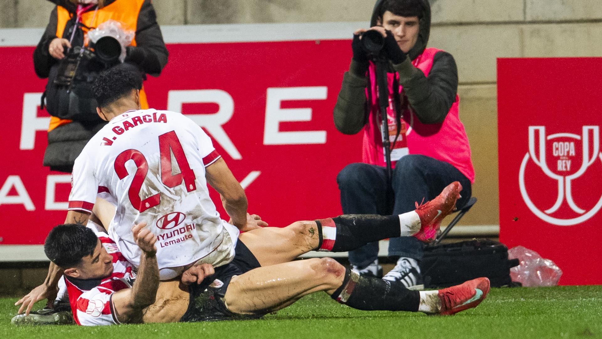 Yuri Berchiche sufre en Copa ante la Cultural Leonesa