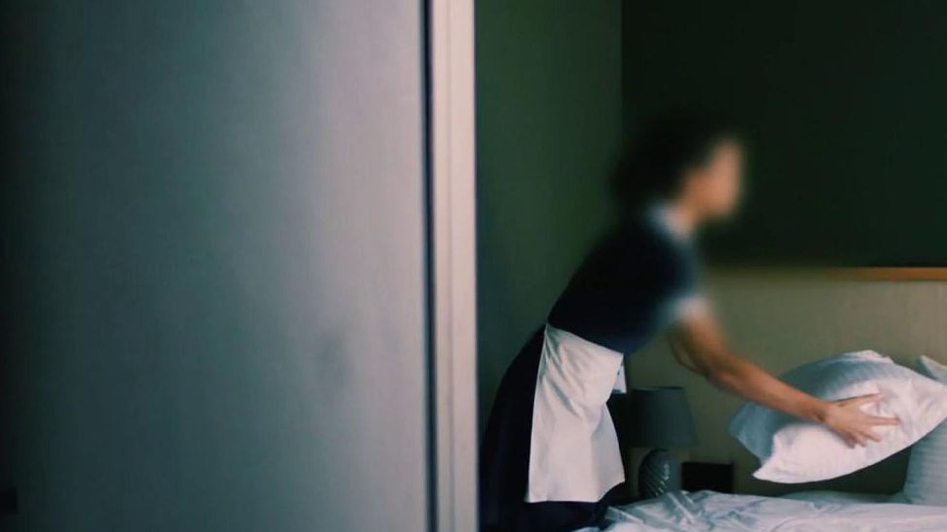 Así trabajan las empresas de 'empleadas a la carta' en las que Julio Iglesias elegiría a sus trabajadoras