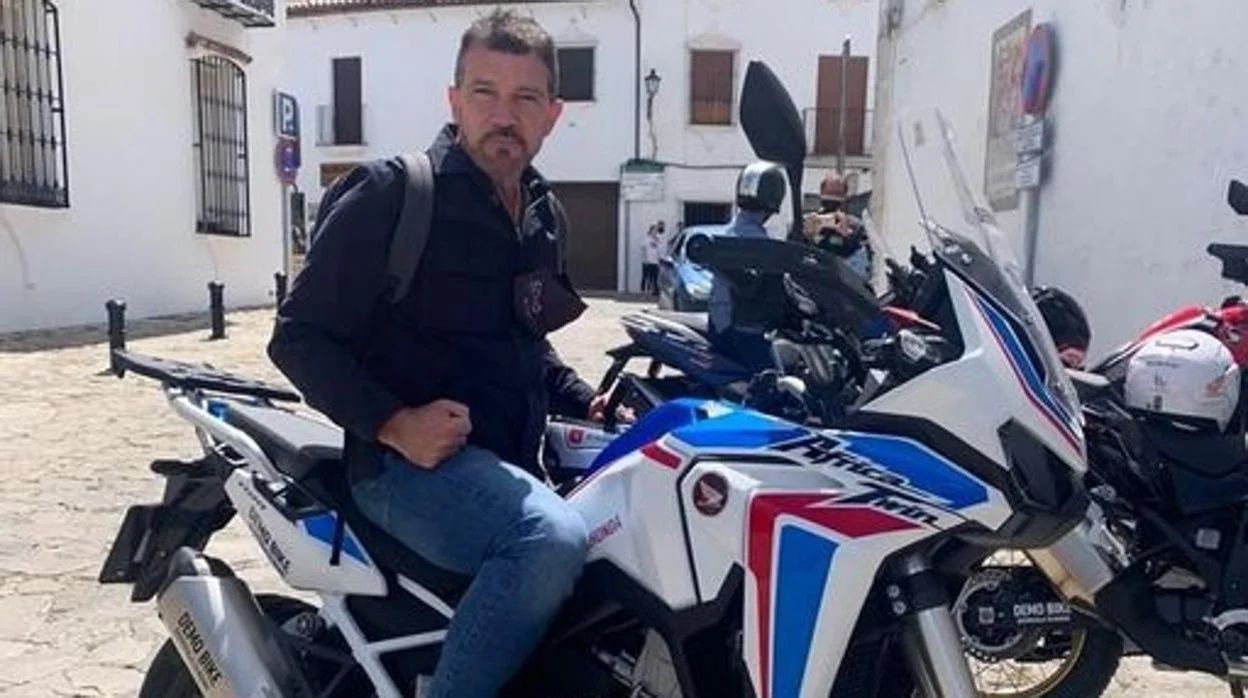 Banderas y una de sus motos
