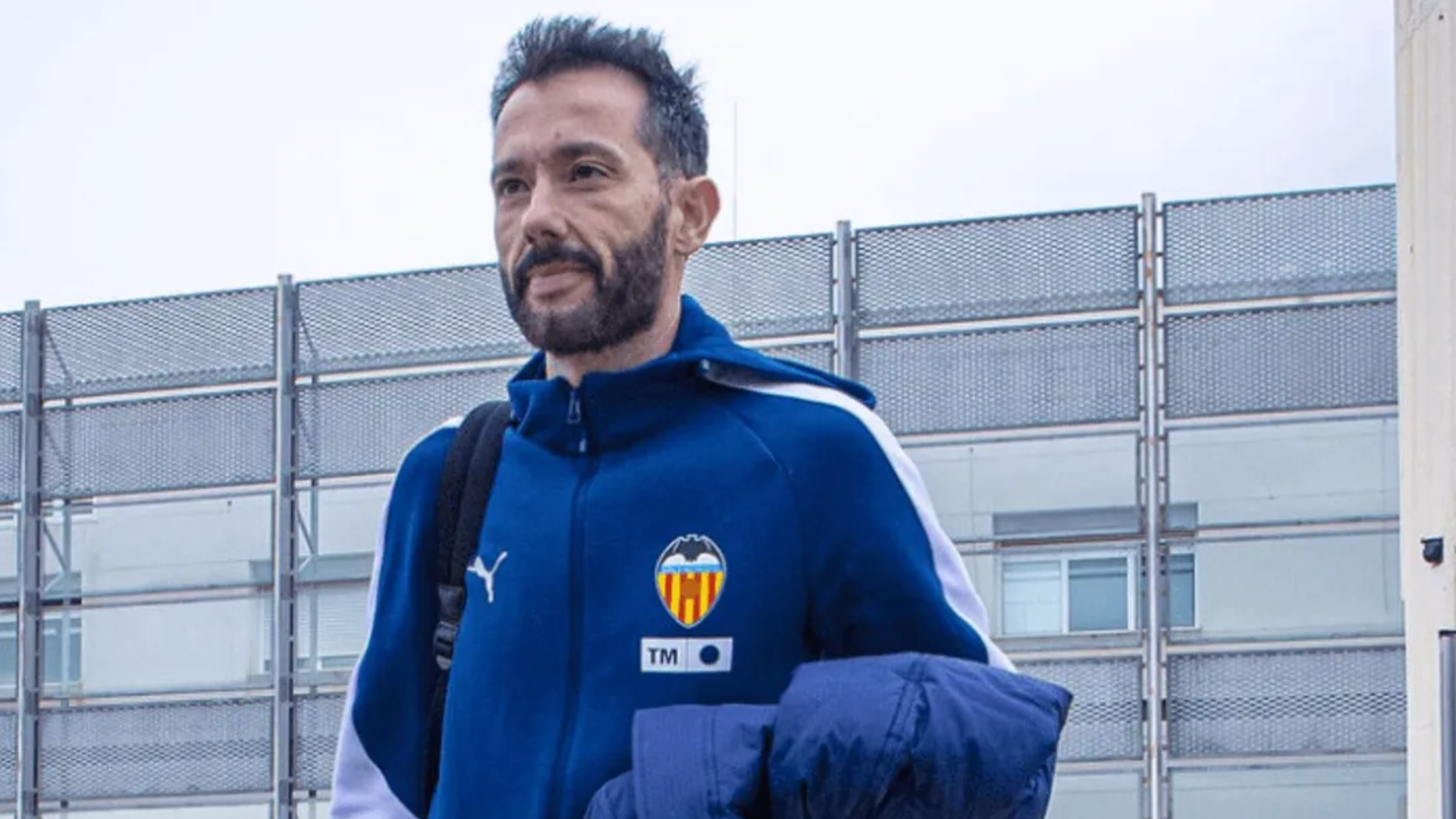 Carlos Corberán en avión y con frío