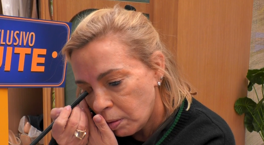 Carmen maquillándose