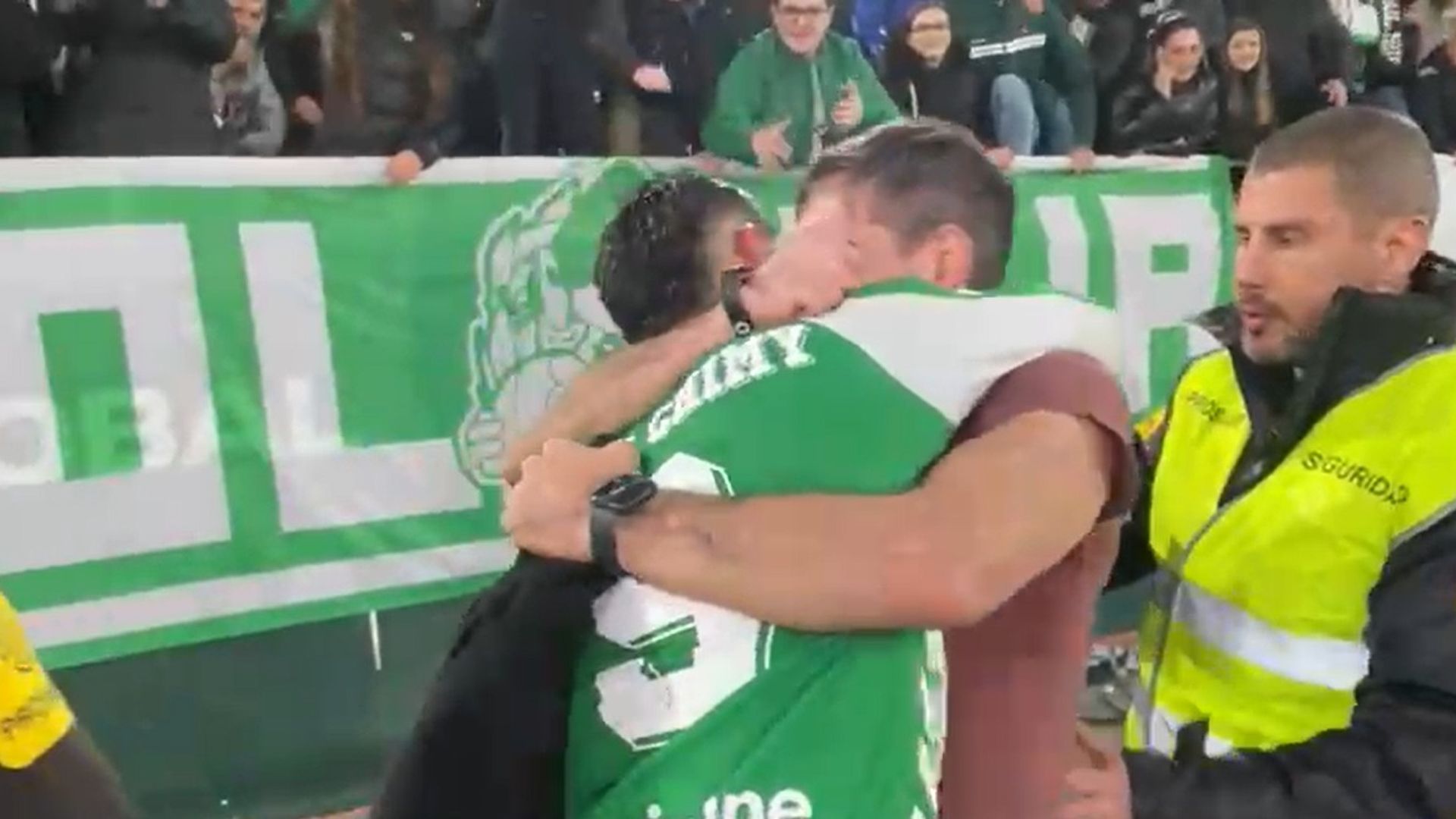 Chimy Ávila celebra su doblete ante el Elche con los ultras del Real Betis