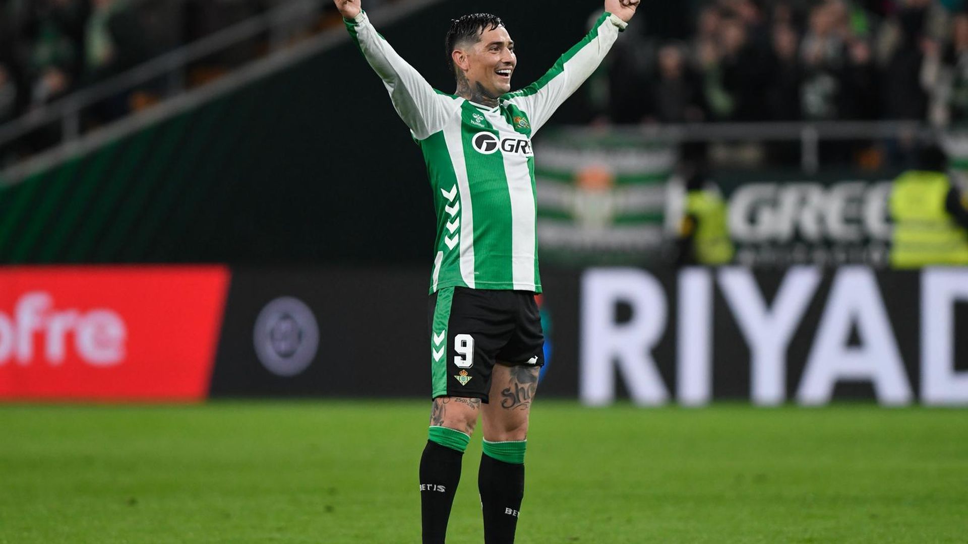Chimy Ávila celebra su doblete en el Betis - Elche