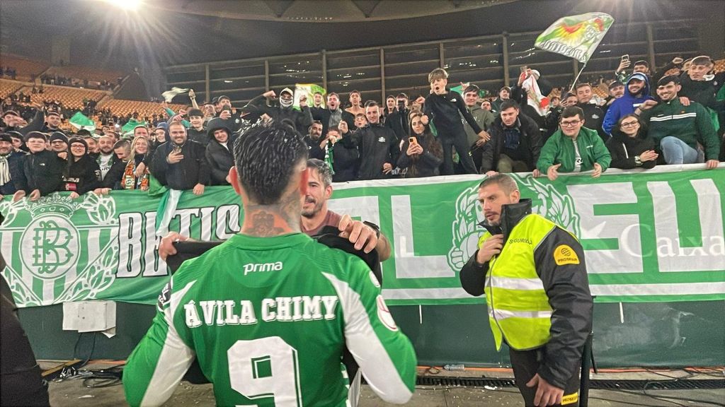 Chimy Ávila celebra su doblete en la Copa del Rey con los ultras del Betis