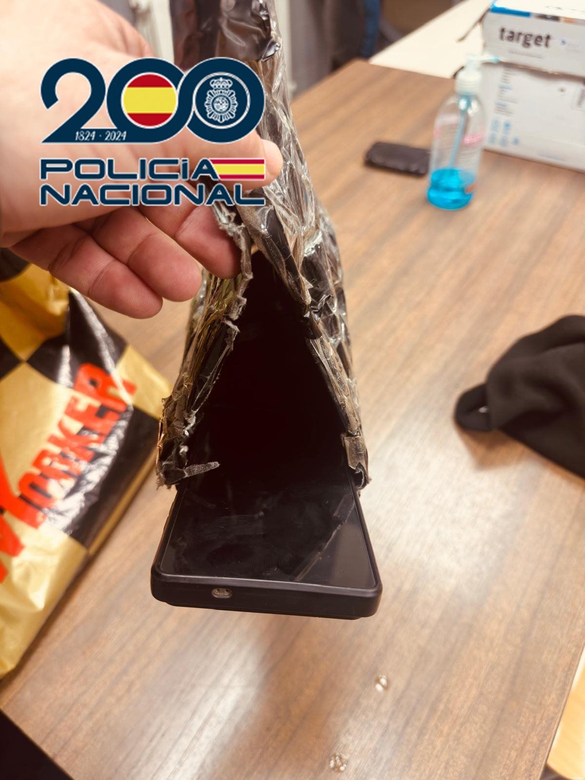 Detalle del dispositivo que llevaba el detenido para grabar a mujeres de forma ilícita