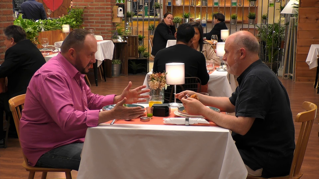 Dos solteros descubren el pasado similar que tienen sobre su orientación sexual