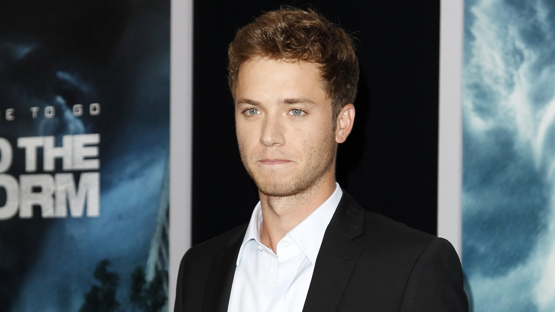 El actor Jeremy Sumpter posando en un estreno
