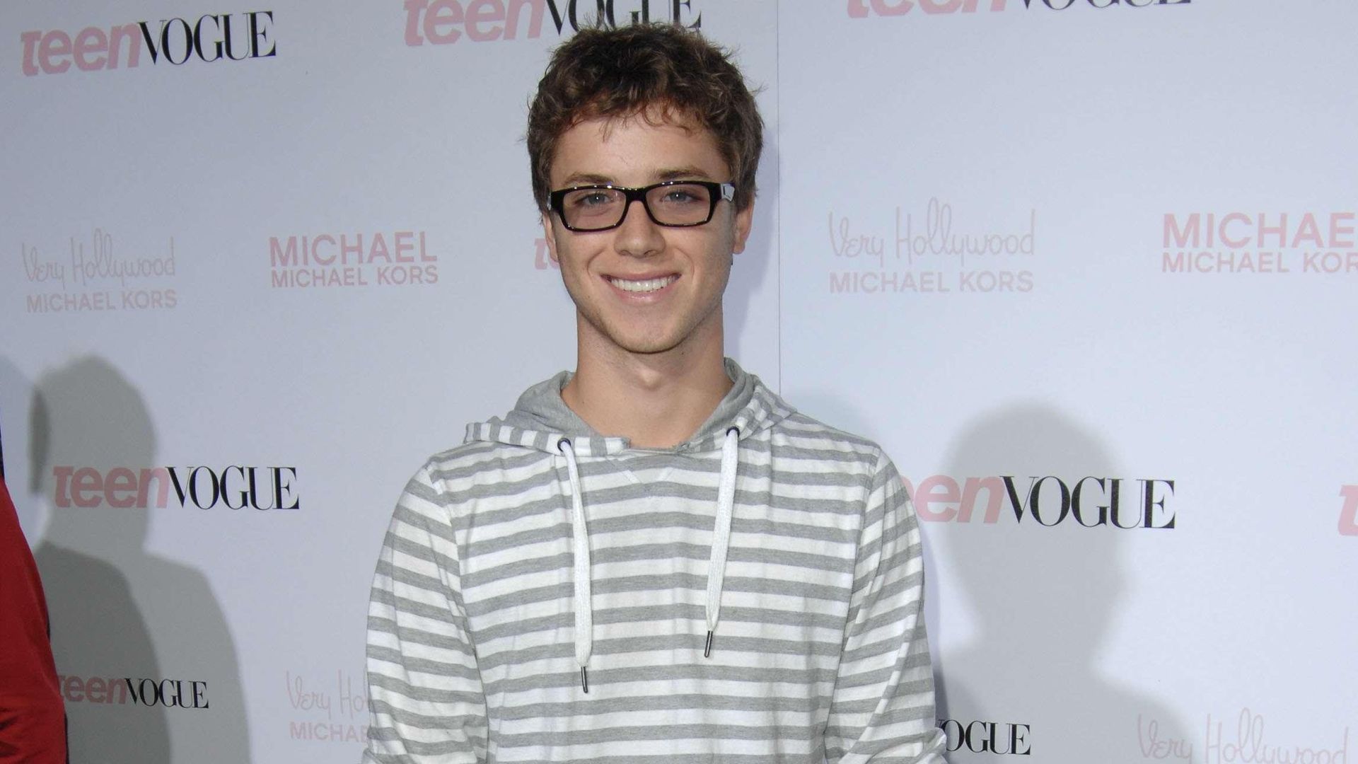 El actor Jeremy Sumpter posando en una alfombra roja