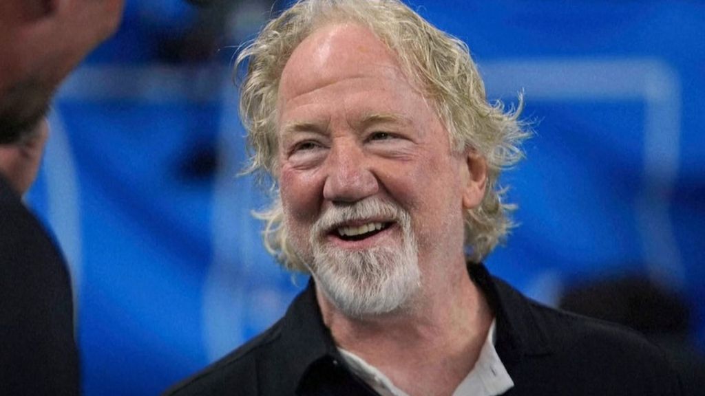 El actor Timothy Busfield se entrega a la policía después de que se emitiese una orden de arresto por presunto abuso de menores