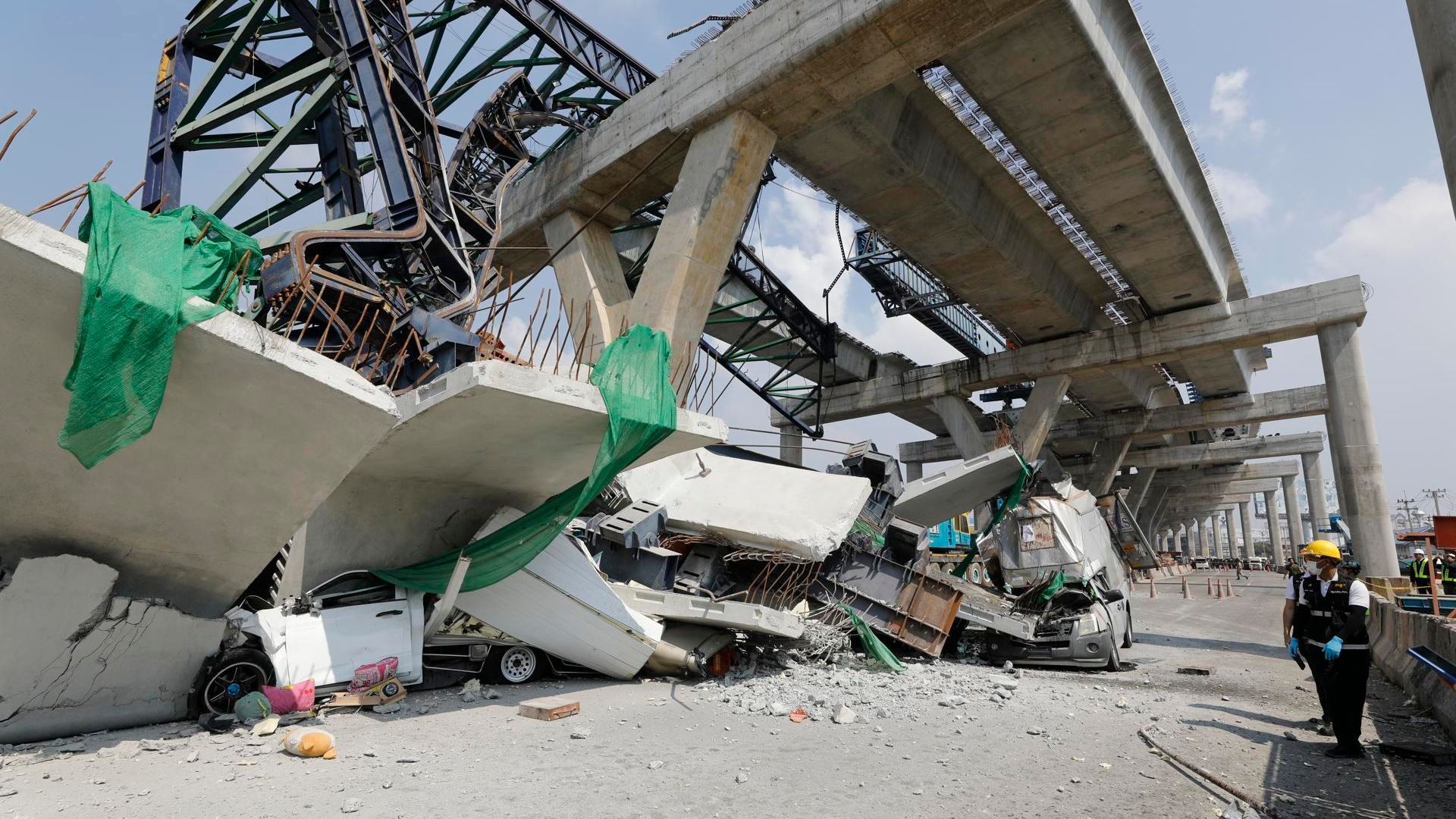 El derrumbe de una grúa sobre una carretera tailandesa deja al menos dos muertos y cinco heridos