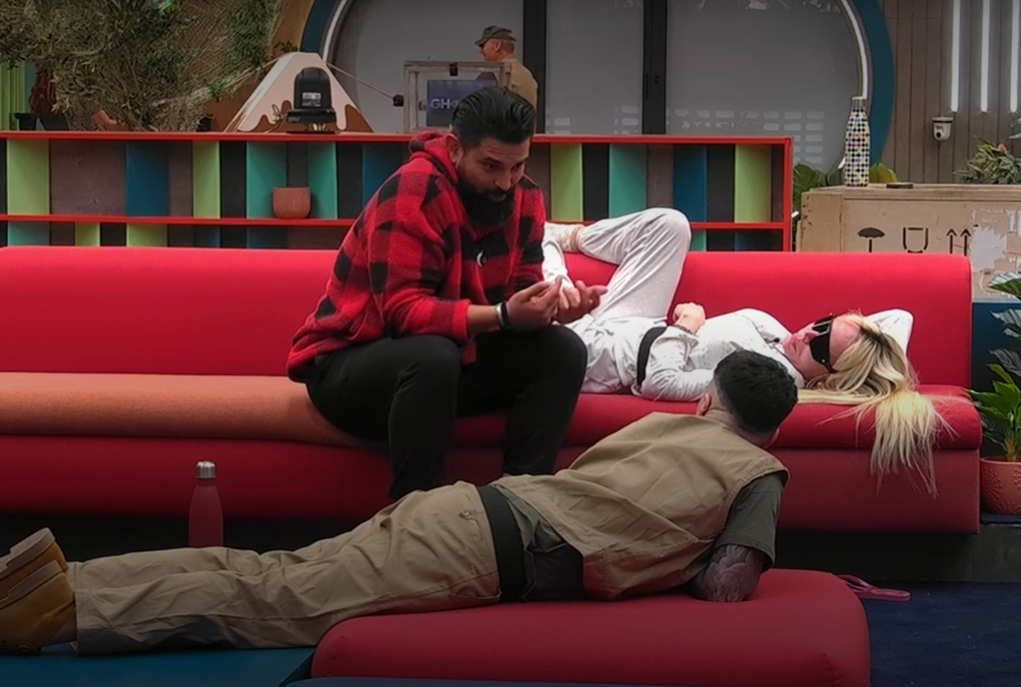 John departe con Mario y Sonia