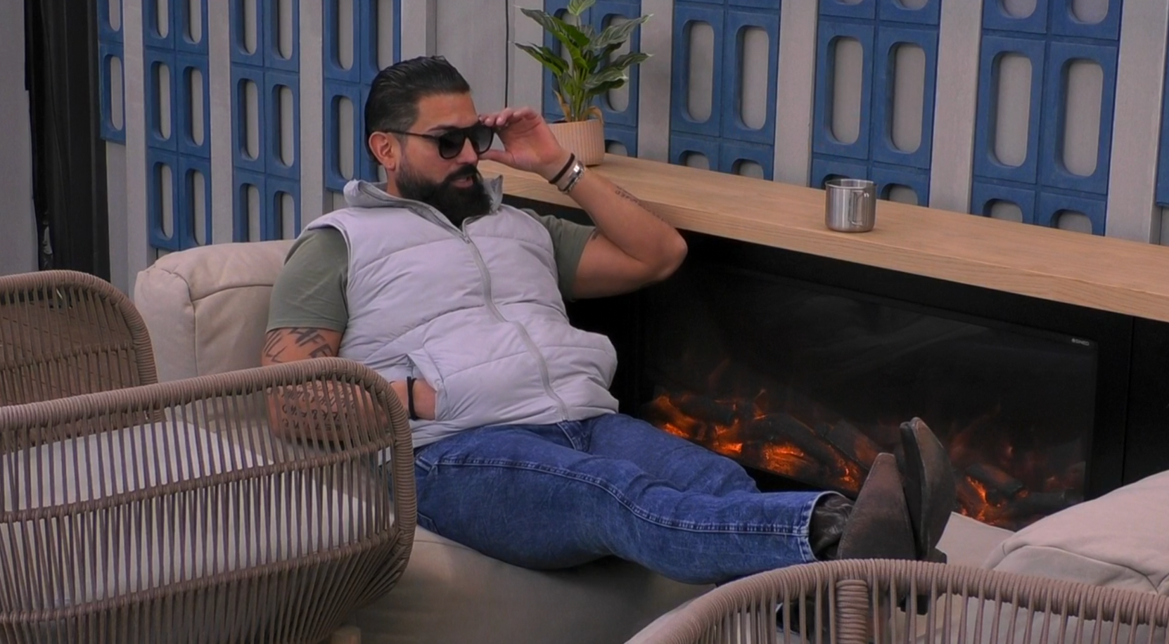 John Guts hablando a cámara