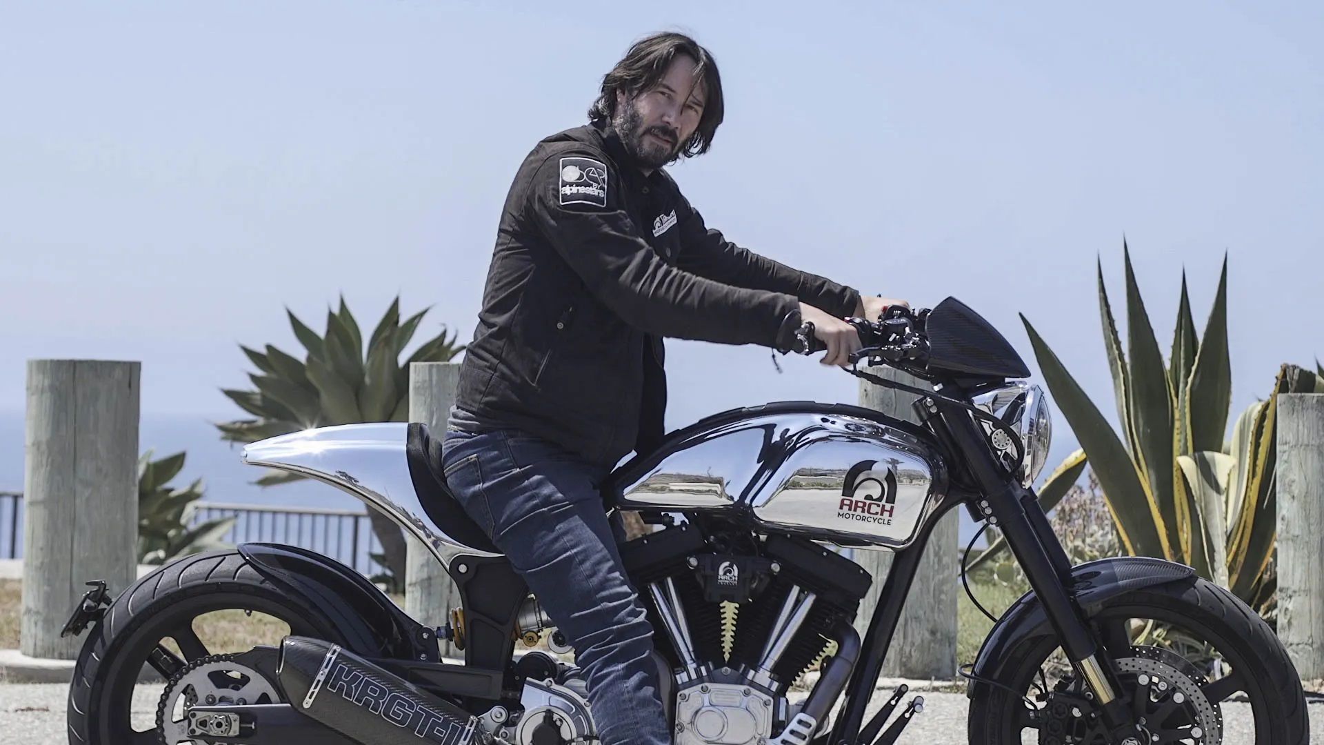 Keanu Reeves en una de las motos de su compañía