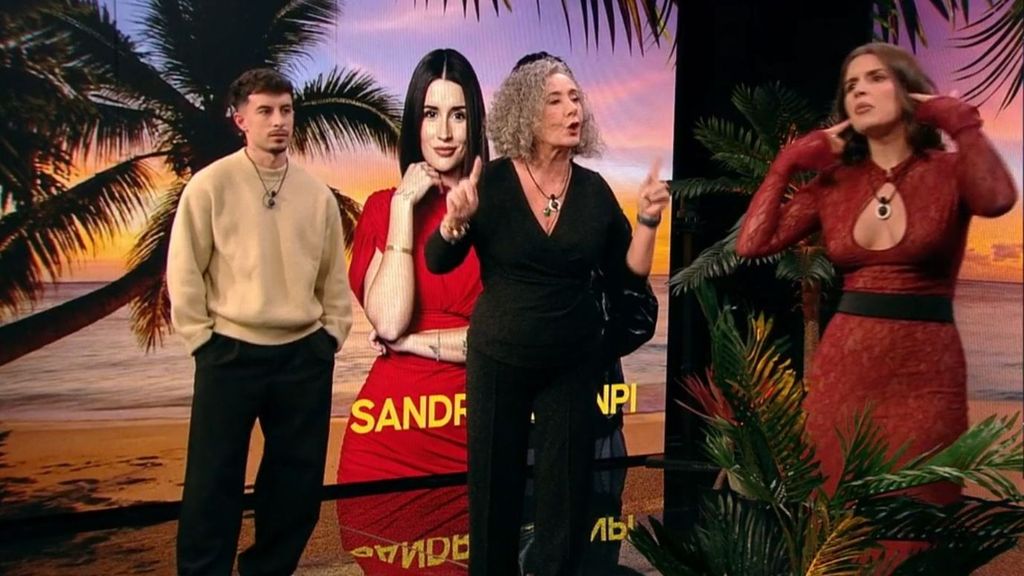 La madre de Juanpi reaparece en el reencuentro de su hijo con Sandra en 'GH DÚO' y estalla la tensión: "No tendrías que haber entrado nunca en mi casa"