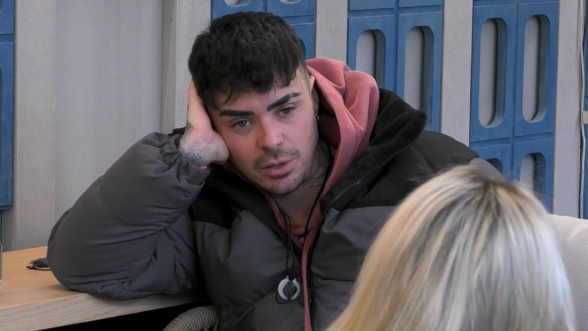 Mario Jefferson habla con Sonia Madoc en la cabaña