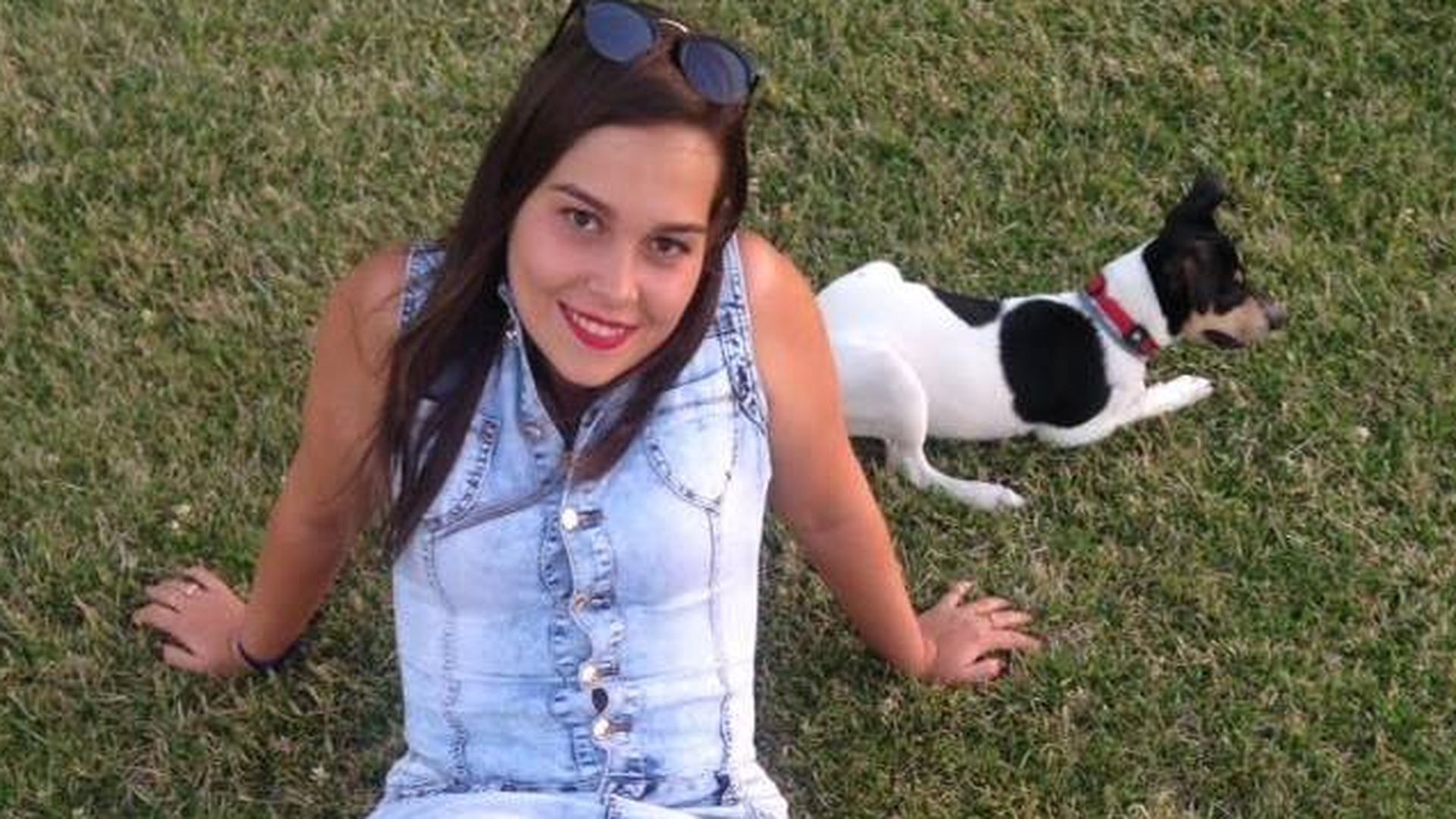 Miriam Vallejo, junto a su perro