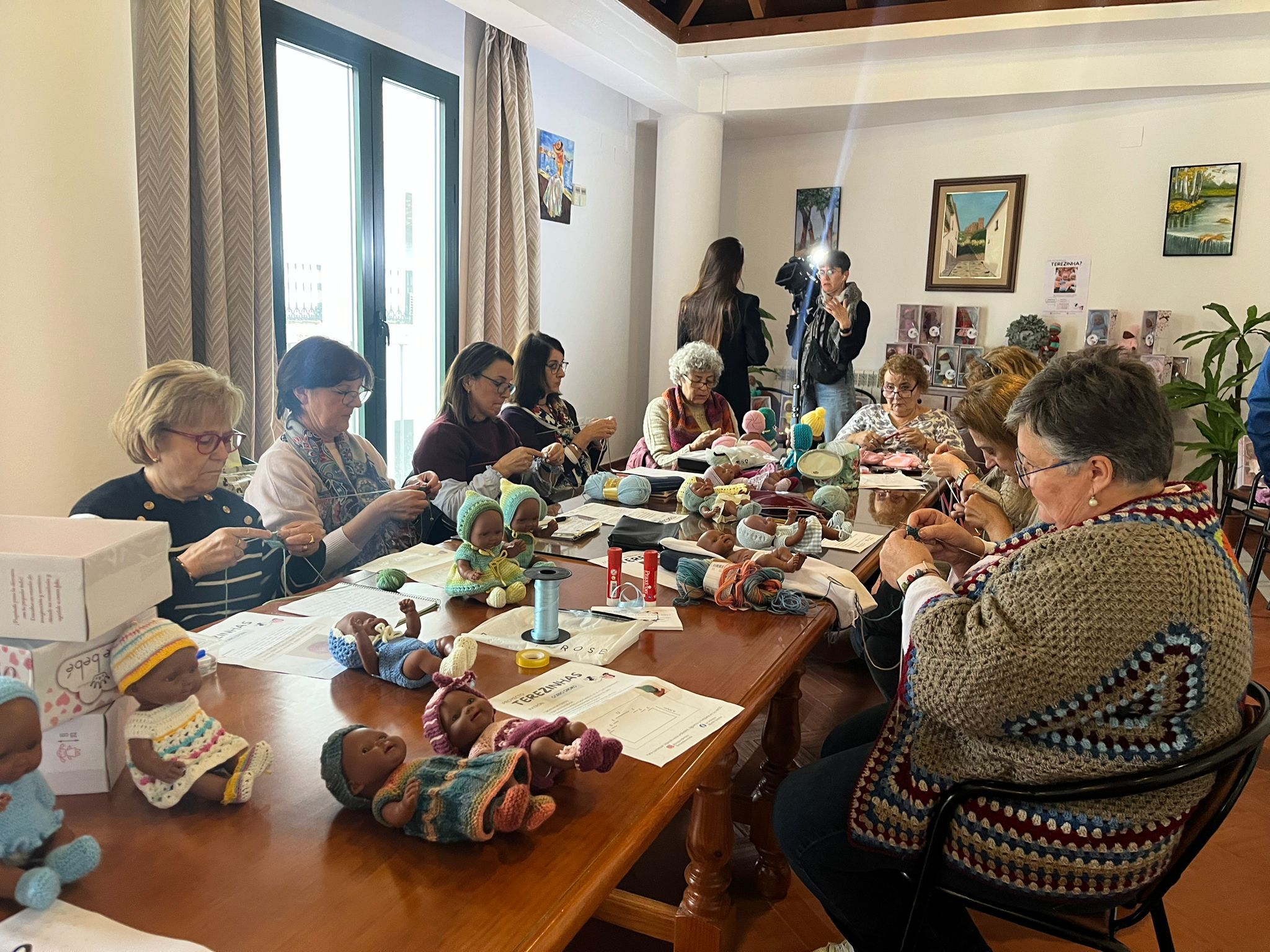 Mujeres de la Sierra de Aracena elaboran vestidos para las muñecas