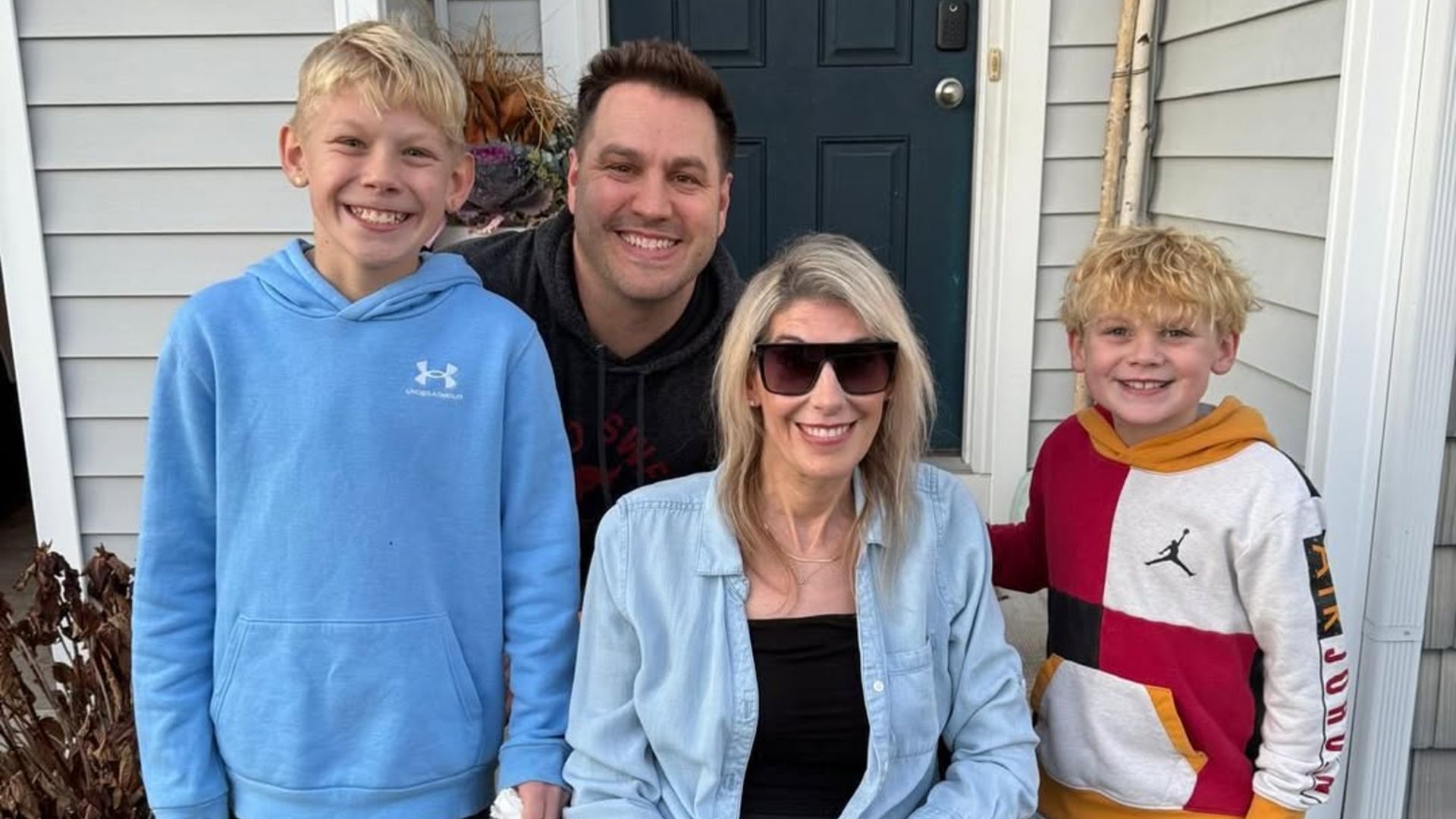 Sara Bennet, junto a su marido y sus hijos