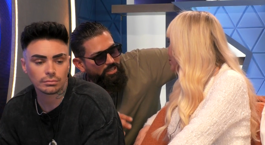 Sonia hablando con John en el confe