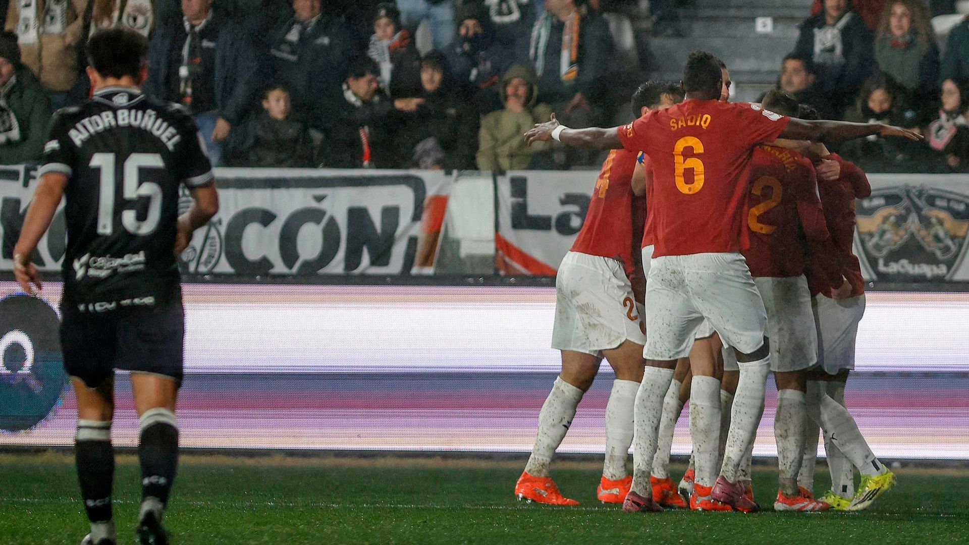 Umar Sadiq marca en Burgos