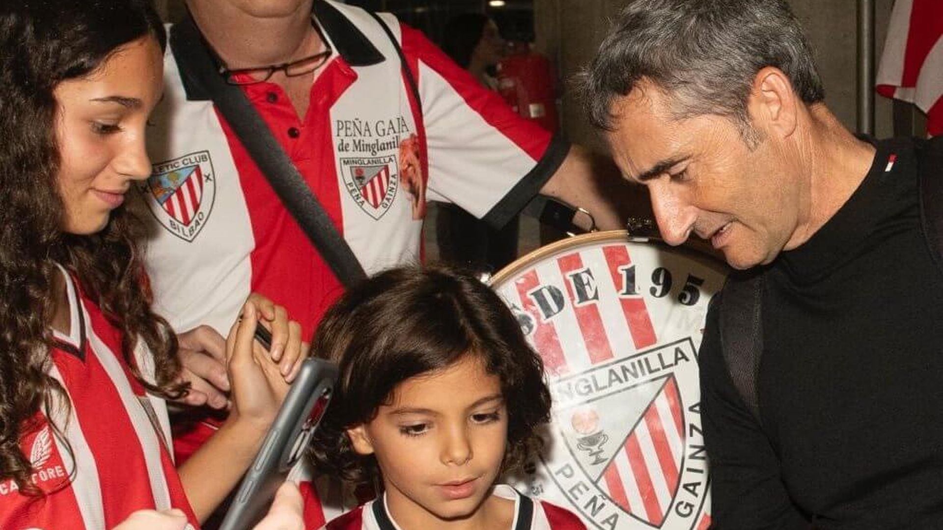 Ernesto Valverde atiende a los aficionados en un desplazamiento