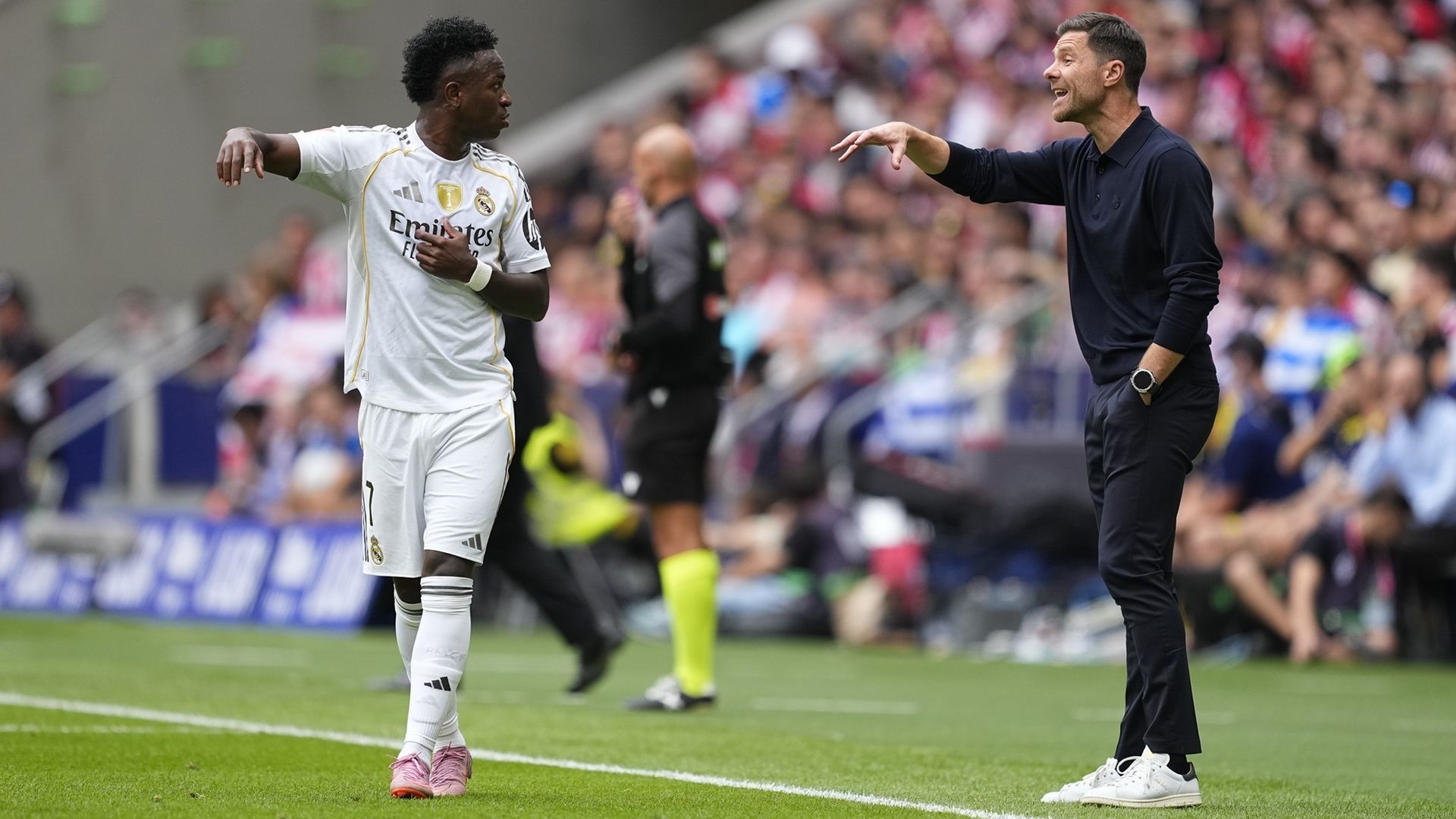 Vinicius y Xabi Alonso en el Metropolitano