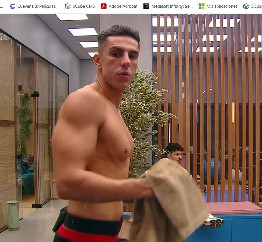 Andrea frente al espejo