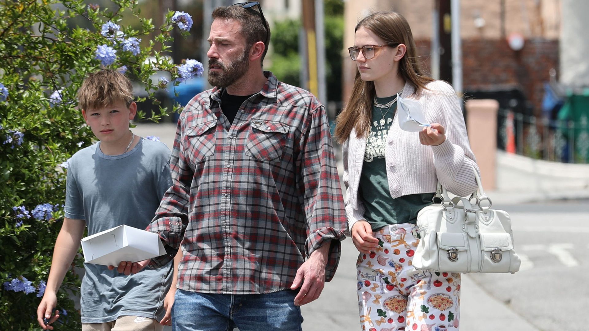 Ben Affleck, paseando con dos de sus hijos