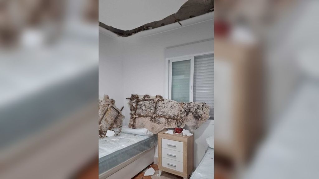 Cae medio techo sobre las camas de dos niños en un piso en Jerez