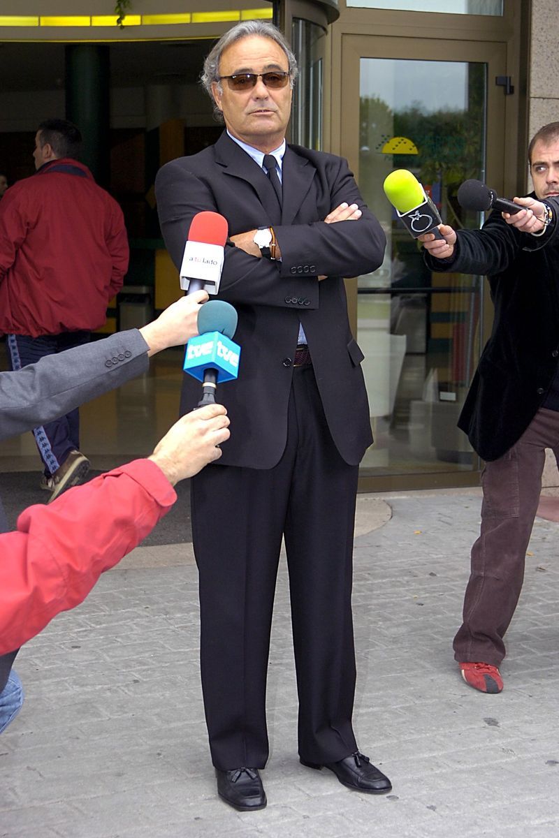 Carlos Iglesias, hermano de Julio, en el funeral de su padre
