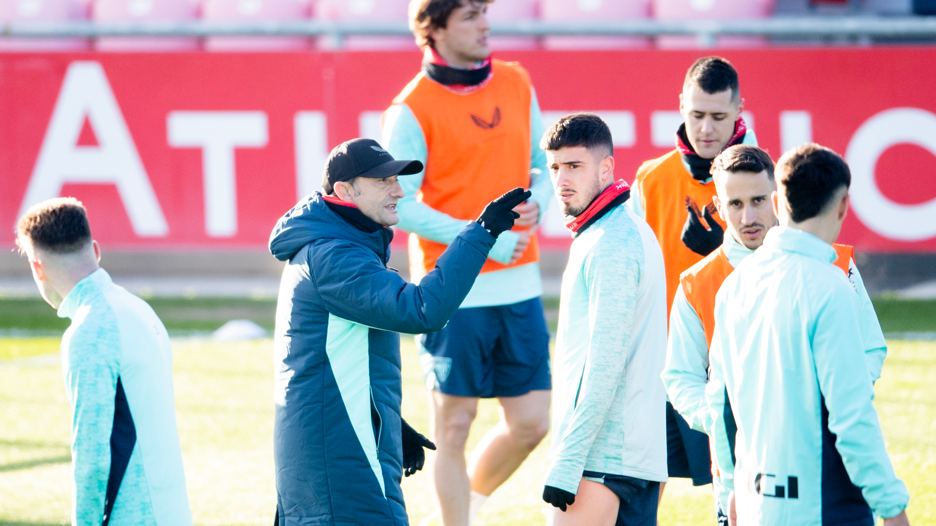 Ernesto Valverde dirige a su equipo en un entrenamiento en Lezama